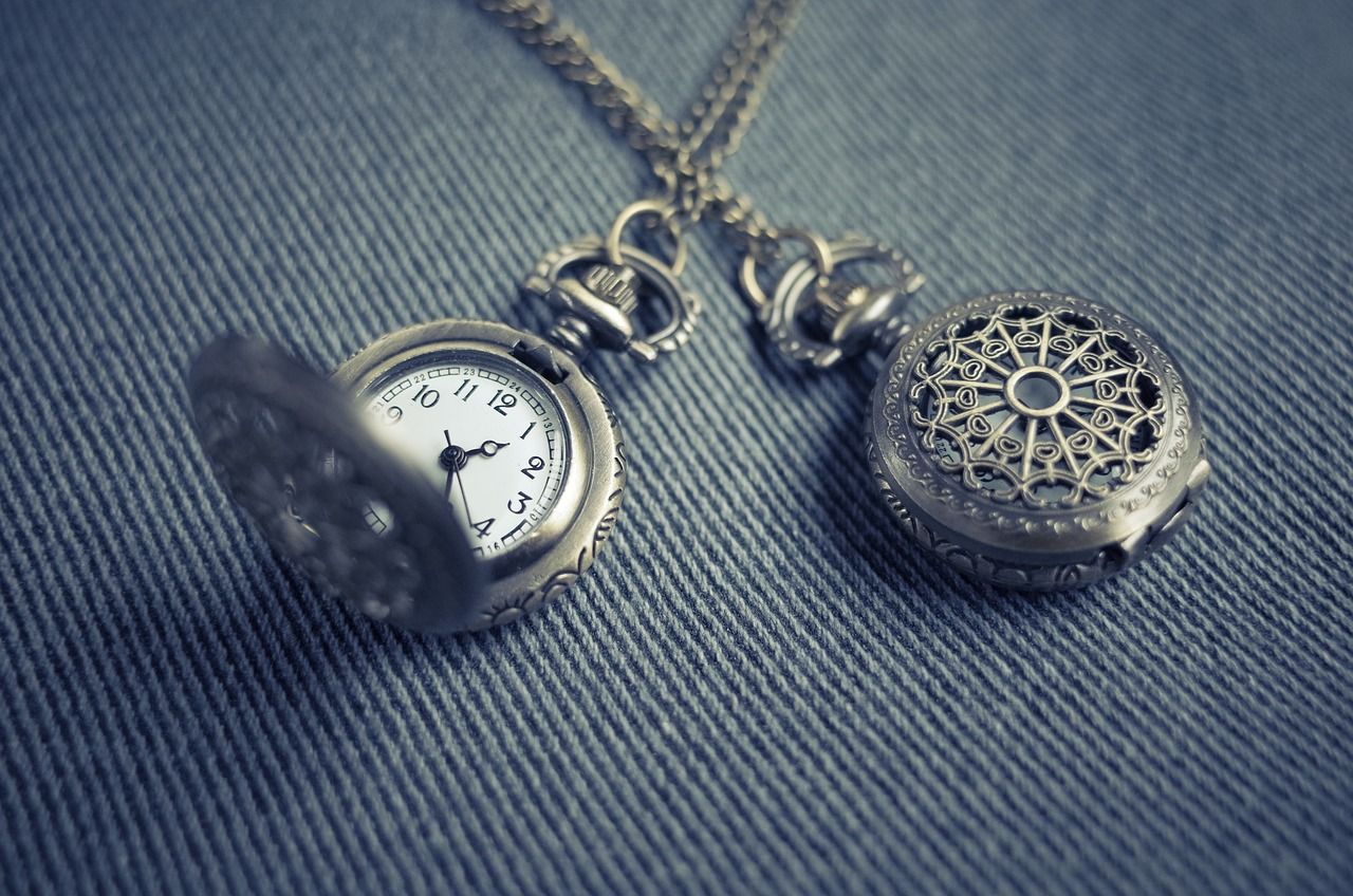 entdecken sie unsere exquisite kollektion an schmuckstücken, die jedem anlass glanz verleihen. von eleganten ringen über funkelnde halsketten bis hin zu stilvollen ohrringen – finden sie das perfekte accessoire für ihren persönlichen stil.