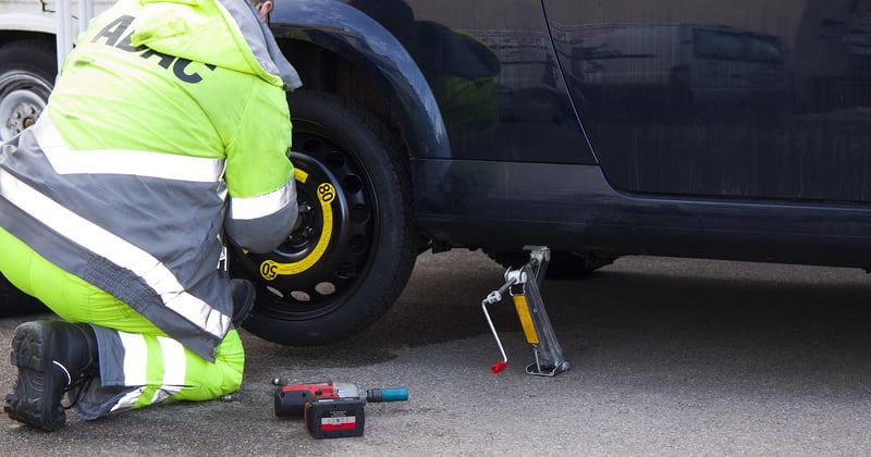 Was ist beim Radwechsel mit einem Wagenheber zu beachten: 7 Fehler