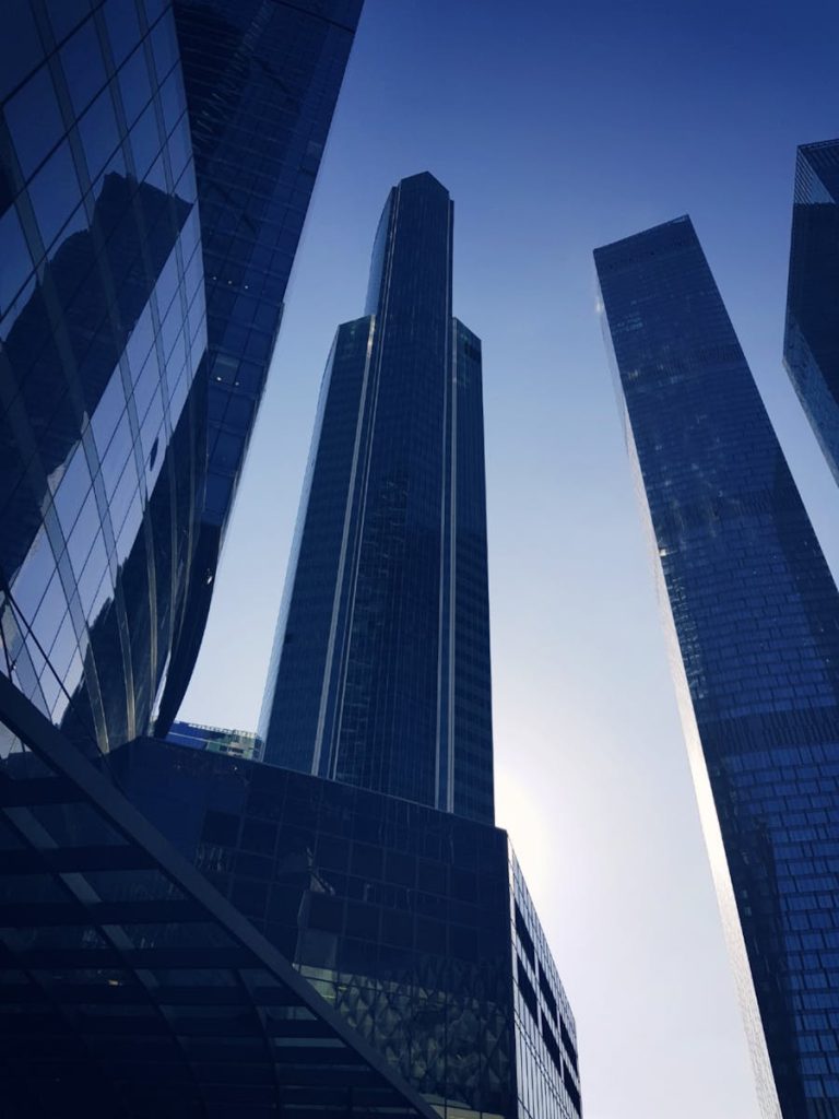 Blaue glasverkleidete Gebäude unter klarem blauen Himmel