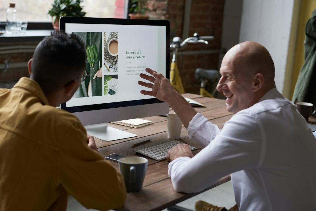 Foto von Menschen, die vor einem Computer sitzen