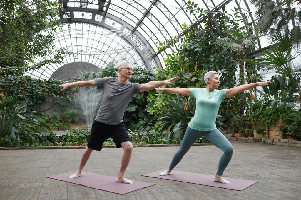 Ehepaar praktiziert Yoga