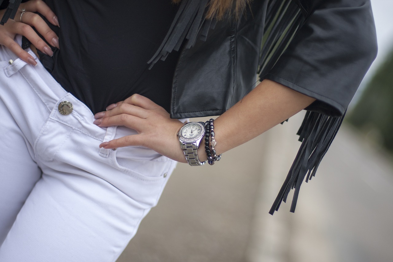 entdecken sie unsere umfangreiche kollektion an modischen accessoires, die jedem outfit das gewisse etwas verleihen. von eleganten schmuckstücken bis hin zu praktischen taschen – finden sie die perfekten ergänzungen für ihren persönlichen stil.
